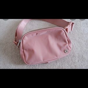 Lululemon Everywhere belt bag